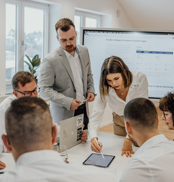 Equipo trabajando en sala de reuniones